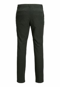 Pantalon slim vert foncé vu de dos avec passants de ceinture et deux poches passepoilées à l'arrière sur fond blanc.