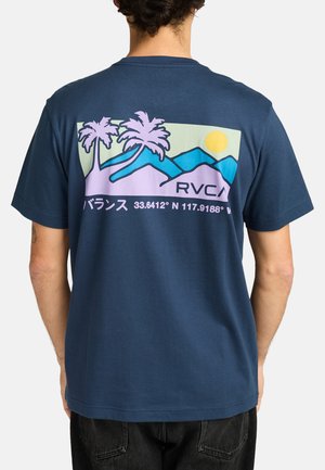 Dunkelblaues T-Shirt mit einem grafischen Design von Palmen, Bergen und Sonne in Pastellfarben sowie dem RVCA-Logo und geografischen Koordinaten.