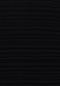 Tissu noir avec une texture côtelée, présentant des rayures surélevées et plates en alternance. Le matériau semble doux et extensible.