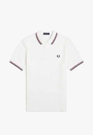 Polo bianca a maniche corte con colletto e polsini a righe nere e rosse, e piccolo logo corona d'alloro nera sul petto a sinistra.