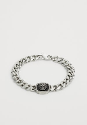 Sølvkjede-armbånd med en svart løveemblem aksent. Lenkene er glatte og polerte, med en sikker lås.