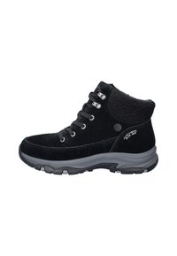 Botas de tobillo de ante negro con suela de goma gris, diseño con cordones y cuello texturizado. Presenta ojales de metal y detalle de logo en el lateral.