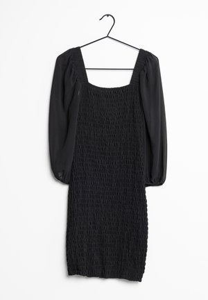 Robe noire mi-longue aux genoux avec manches longues bouffantes, corsage froncé, décolleté carré, suspendue à un cintre noir fin sur fond blanc.