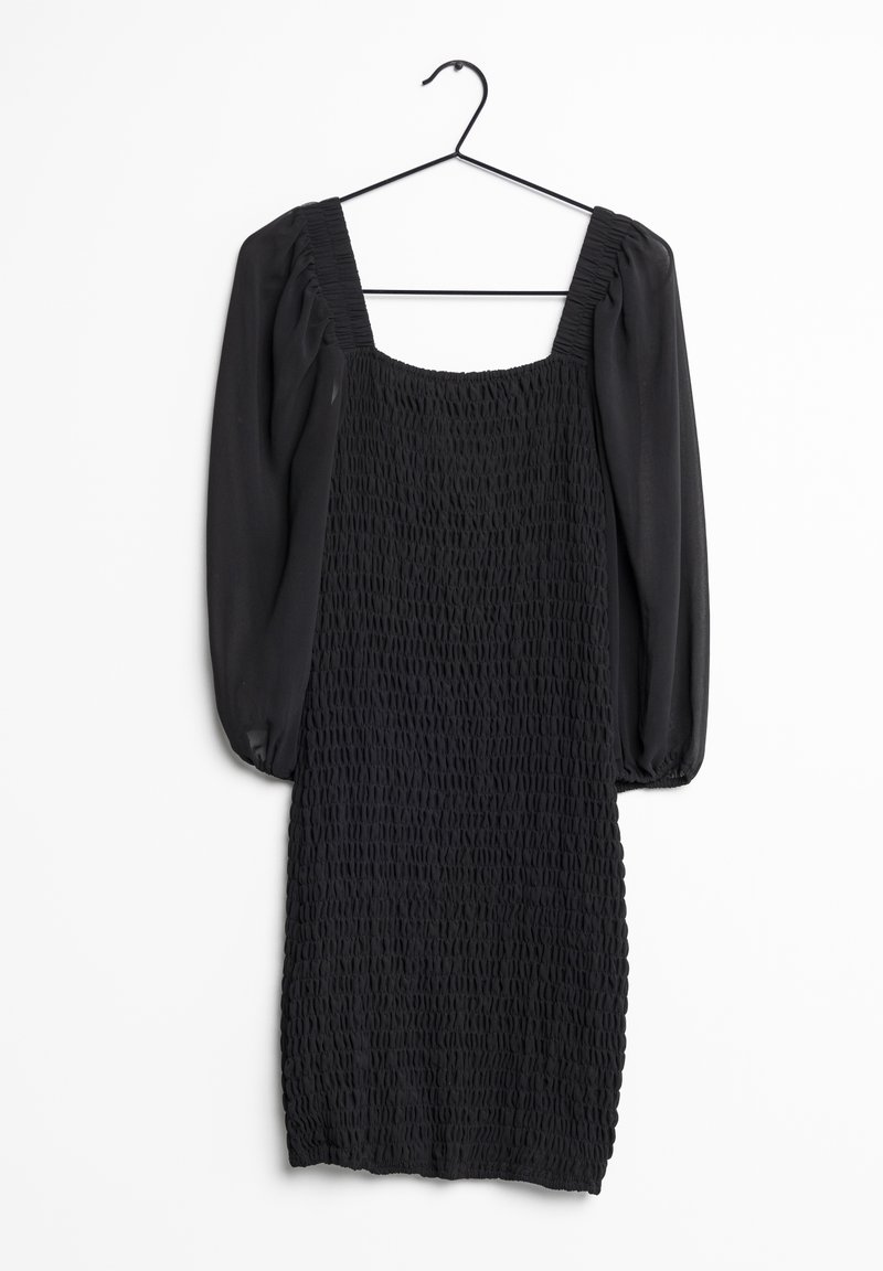 Černé šaty délky po kolena s nafouknutými dlouhými rukávy, nařaseným živůtkem a čtvercovým výstřihem, zavěšené na tenkém černém ramínku na bílém pozadí.