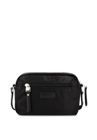 Schwarze Nylon-Crossbody-Tasche mit abnehmbarem Tragegurt, ausgestattet mit einer Front-Reißverschlusstasche und einem dezenten Logo-Patch. Glatte Textur, rechteckige Form.