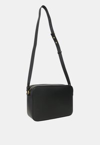 Borsa a tracolla nera in pelle, di forma rettangolare, superficie testurizzata, con dettagli in metallo dorato e tracolla regolabile.