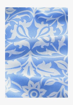 Material albastru cu un model floral alb, ce prezintă spirale și frunze. Textura pare netedă și moale, cu un luciu subtil.