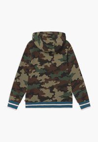 Camouflage hættetrøje i grøn, brun og beige. Har blå- og hvidstribede ribkanter ved ærmer og forneden. Blødt, tekstureret stof.