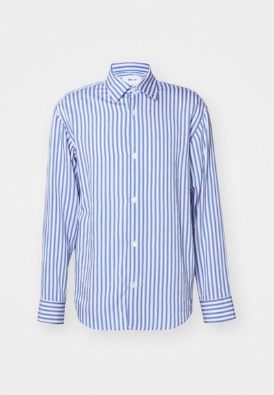 Camisa de rayas azul y blanca, con cuello, mangas largas, cierre de botones, tela suave, presenta puños abotonados y rayas verticales dispuestas de manera uniforme.