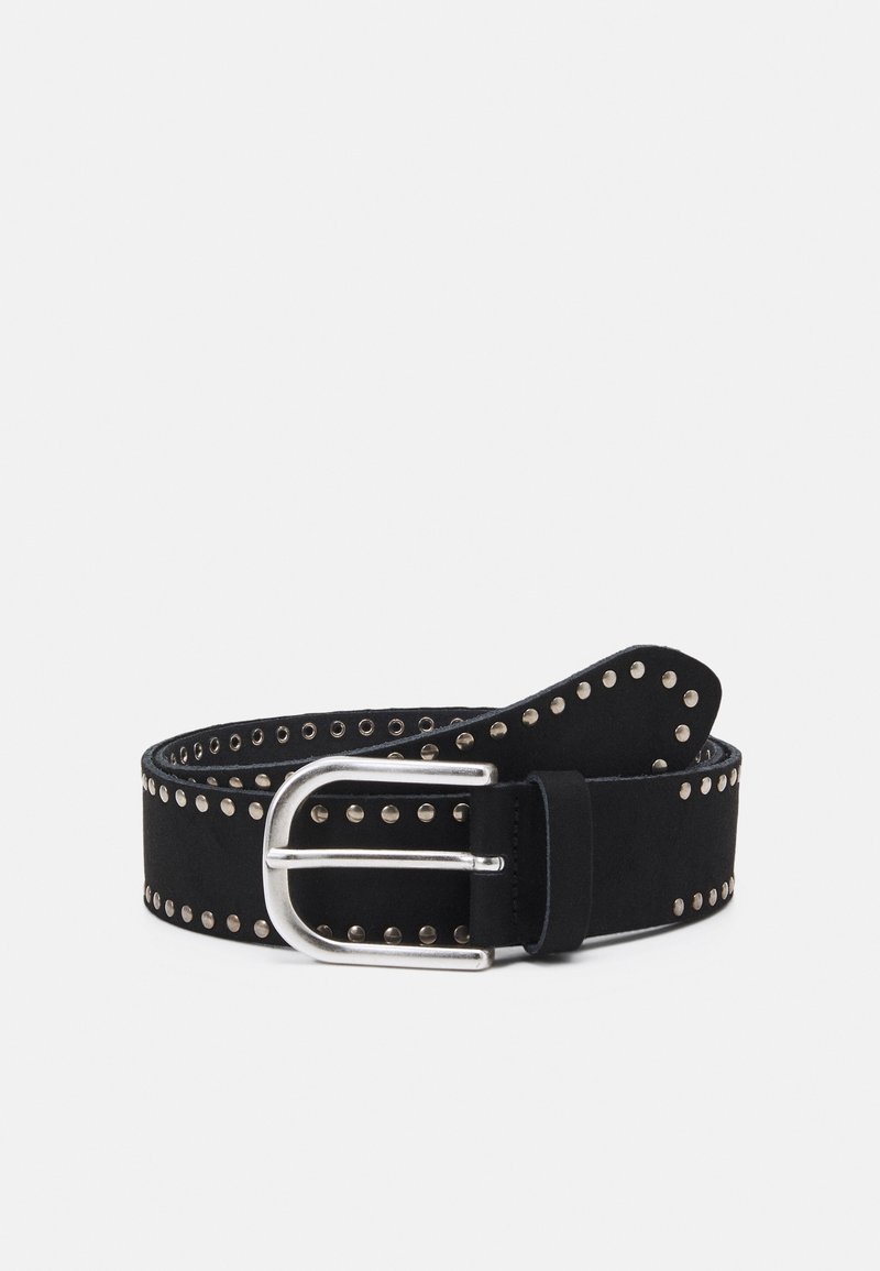 Ceinture en cuir noir avec des clous ronds argentés le long des bords et une boucle métallique argentée, roulée sur un fond clair uni.
