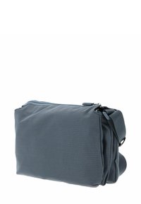 Strukturierte dunkelblaue Stofftasche mit rechteckiger Form, Reißverschluss und verstellbarem Riemen. Mit dezentem Karomuster und verstärkten Nähten.