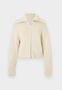 Suéter crema recortado con cuello y puños acanalados, con cierre completo y patrón de tejido texturizado.