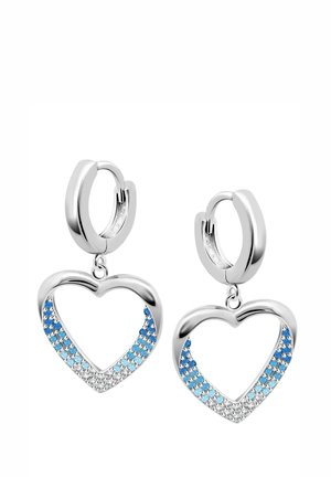Boucles d'oreilles en argent avec des pendentifs en forme de cœur. Ornées de pierres précieuses bleues en dégradé et transparentes, mettant en valeur une texture scintillante.