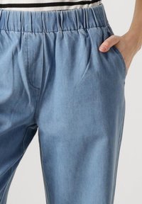 Minus WIJDE BORA MID WAIST - Zvonové džínsy - light denim