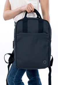 Zwarte rugzak gemaakt van glad materiaal, met een voorvak met rits, dubbele bovenhandvatten en verstelbare gevoerde schouderbanden.