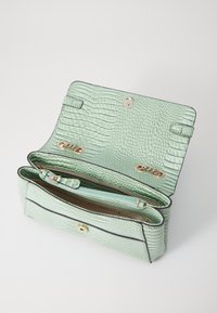 Borsa a tracolla in pelle verde con superficie goffrata, accessori in oro e un ampio interno dotato di tasca con zip e chiusura a patta.