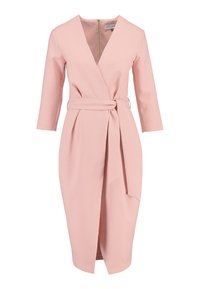 Robe cache-coeur rose avec des manches trois-quarts, une taille ceinturée, un décolleté en V profond et une fermeture éclair au dos, fabriquée en tissu doux et léger.