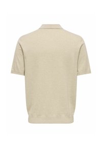Polo en maille beige à manches courtes avec col et ourlet côtelés, vu de dos sur fond blanc.