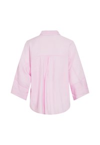 Chemise rose clair à manches longues avec un empiècement au dos et un pli central, affichée à plat, dos face à nous, sur fond blanc.