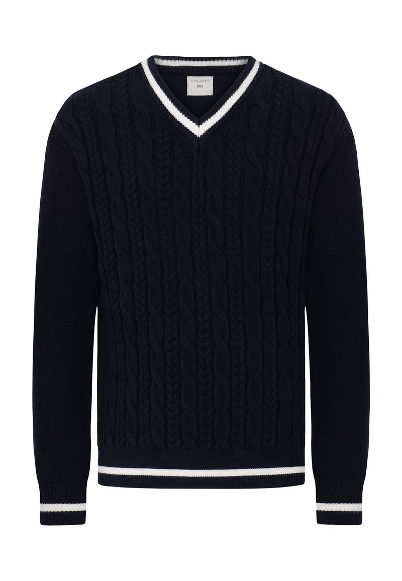 Jersey azul marino con cuello en V, textura de punto trenzado y acentos de rayas blancas en el collar y los puños. Mangas largas, dobladillo acanalado.