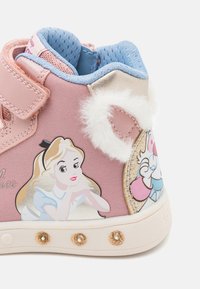Zapatilla de tela rosa con personajes de Alicia y dibujos animados, acentos de pelaje suave, tachuelas doradas y un collaret azul acolchado para mayor comodidad.