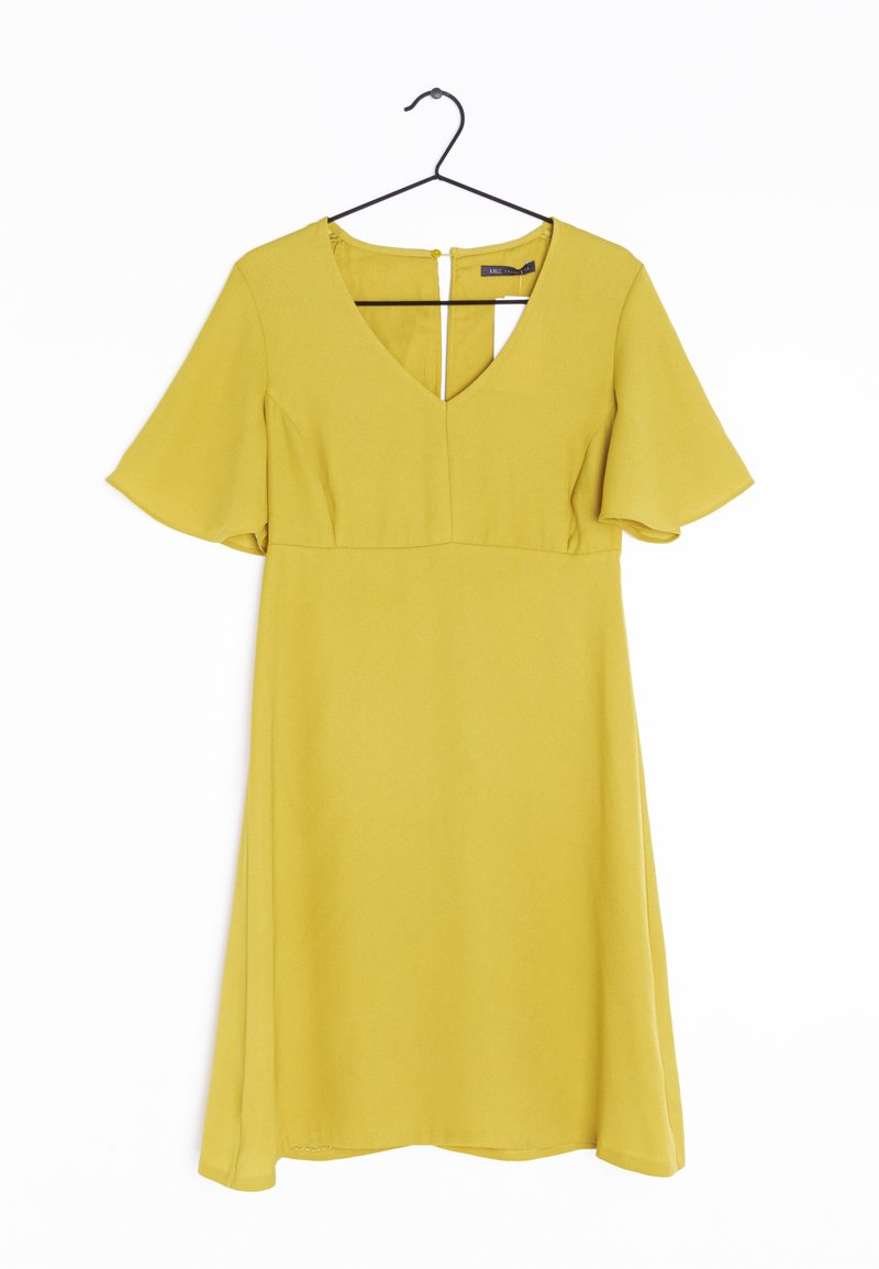 Robe jaune longueur genou avec manches courtes volantées, encolure en V et fermeture éclair au dos, suspendue sur un cintre noir sur fond blanc.