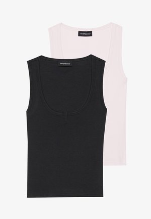 Deux débardeurs, l'un noir et l'autre rose clair, présentant un col en forme de U et une texture côtelée. Les deux sont fabriqués à partir d'un tissu doux et extensible.
