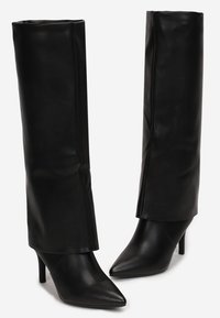 Bottes en cuir noir montantes jusqu'au genou avec un bout pointu et un talon aiguille de 3 pouces, présentant une texture lisse et un design élégant.