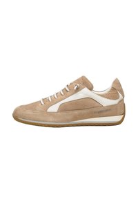 Baskets en daim beige avec des accents en cuir blanc, design à lacets, bout rond et semelle en caoutchouc texturé. Nom de la marque imprimé sur le côté.
