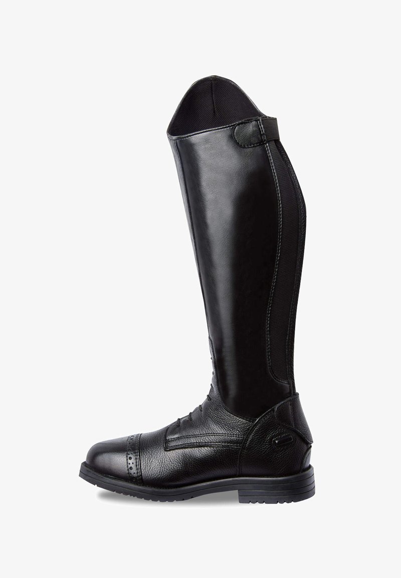 Botas de montar negras con paneles laterales de cuero y elástico, punta redonda, superficie texturizada y un tacón bajo tipo bloque. Diseño ecuestre clásico.