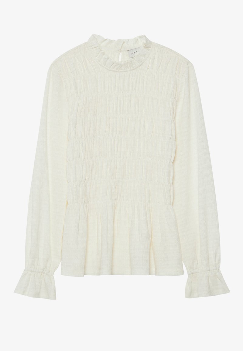 Biała bluzka z długim rękawem z falbaniastym dekoltem, smockowanym korpusem i rozkloszowanymi mankietami, wykonana z teksturowanej tkaniny z peplum u dołu.