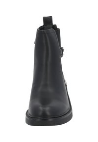 Botín negro de tobillo hecho de piel suave, con puntera redondeada, cremallera lateral, suela de goma resistente, diseño minimalista con una lengüeta.