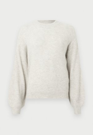 Svetar iz svetlo sive pletene tkanine sa okruglim vratom i obimnim dugim rukavima, sa uskim manžetama i opuštenim krojem.