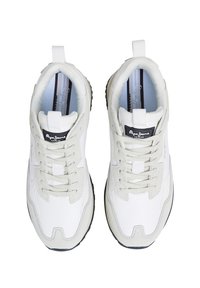 Sneaker bianche in pelle liscia e tessuto testurizzato. Design con lacci, con linguetta imbottita, maniglia e suola in gomma nera.