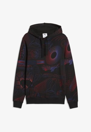 Zwarte Puma hoodie met rode en blauwe abstracte lijnkunstpatronen en Puma-logo's overal, met een voorkantzak en capuchon met trekkoord.