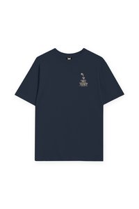 Navyblauwe katoenen t-shirt met korte mouwen, voorzien van een kleine, gedetailleerde afbeelding op de linkerborst. Klassieke ronde hals.
