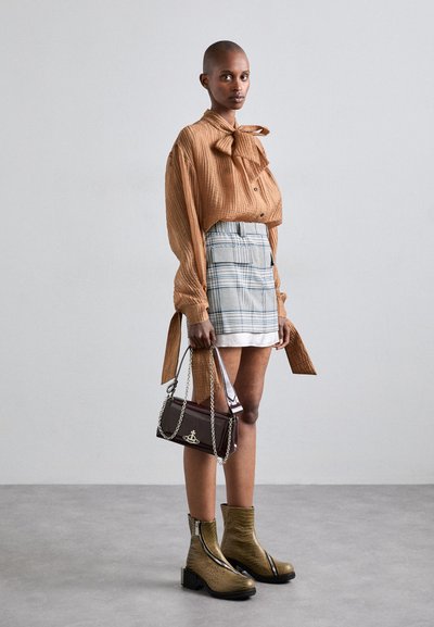 Vivienne Westwood HAZEL MEDIUM HANDBAG - Geantă de mână - brown