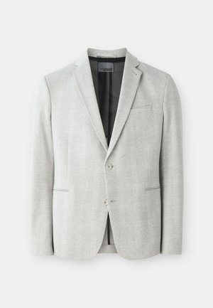 Blazer gris claro con un patrón a cuadros. Cuenta con dos botones en el frente, solapas de muesca y un bolsillo en el pecho. El material tiene una textura suave.