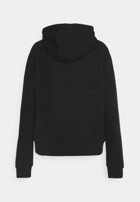 Černá mikina s kapucí, bavlněný materiál, standardní střih, dlouhé rukávy, klokaní kapsa, žebrované manžety a lem, hladká textura. Žádné viditelné logo.