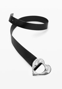 Mustast nahast vöö hõbedase südamekujulise pandlaga. Vööl on sile tekstuur ja üks kinnitushakk.