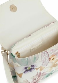 Handtasche mit Blumenmuster in Pastellfarben, glänzendem Finish und goldenen Beschlägen. Enthält eine Reißverschlusstasche und einen verstellbaren Riemen.