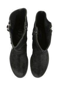 Bottes chevilles en daim noir avec un petit talon, dotées d'une fermeture éclair et de détails de sangle sur les côtés. Texture lisse et design à bout rond.