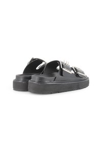 Chanclas negras con correas anchas, acentos plateados y una suela texturizada y estriada. Diseñadas para la comodidad y uso casual.