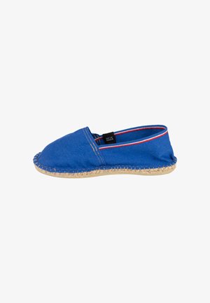 Espadrille en tissu bleu avec un bout arrondi, une semelle en jute et une couture contrastante rouge et blanche le long du bord supérieur.