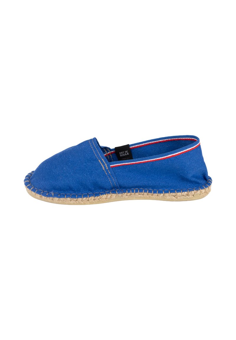 Espadrille en tissu bleu avec un bout arrondi, une semelle en jute et une couture contrastante rouge et blanche le long du bord supérieur.