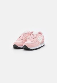 Rosa sneakers med en blandning av mocka och mesh-material, snörningsdesign, vadderad sula och svart gummiyttersula för bättre grepp.