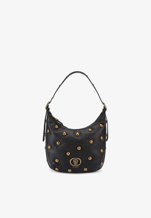Borsa in pelle nera con una forma curva, con borchie dorate sulla superficie e un logo dorato decorativo sulla parte anteriore. Manico regolabile.