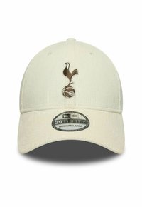 Cremfarbener Baseballcap mit eingesticktem Hahn-Logo, der auf einem Fußball steht, und einem mittelgroßen Aufkleber auf dem Schirm.