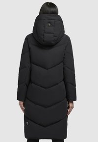 Cămașă pufferi neagră cu un model în zigzag, cu glugă și un buzunar cu fermoar. Are un logo pe spate și mâneci lungi.