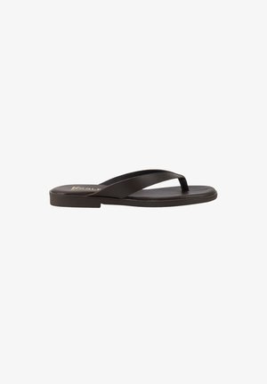 Sandalia plana negra individual tipo flip-flop con una tira ancha que cruza el pie y una tira entre los dedos, sobre fondo blanco.